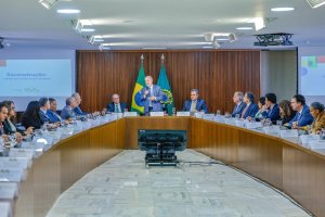 'É um compromisso nosso deixar o Rio Grande do Sul como era antes da chuva', diz Lula em reunião ministerial