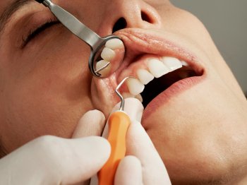 No Dia Mundial do Sorriso, dentista da Hapvida Interodonto destaca a importância de pacientes ficarem atentos a sinais como sangramento e lesões na boca