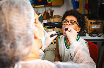 Alunos passam por avaliação da saúde bucal. | Jonathan Lins/ Secom Maceió