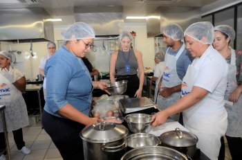 Oficina Culinária para Responsáveis por Pessoas com Transtorno de Espectro Autista promovida pela Sesau ocorreu no Senac, em Maceió. ﻿Olival Santos - Ascom Sesau