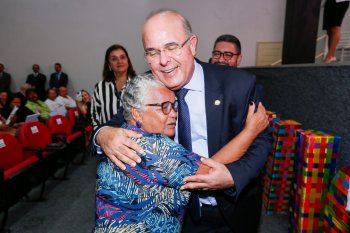 Presidente Fernando Tourinho durante entrega do título à dona Gizelda dos Santos. | Caio Loureiro