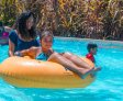 Estudantes com autismo continuam participando de atividades recreativas em parque aquático