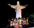 Cristo do Goití recebe iluminação laranja em apoio ao combate ao abuso de crianças e adolescentes