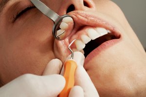 Cuidar da saúde bucal pode evitar complicações de doenças associadas