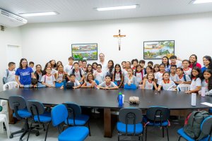 Prefeito Luciano recebe comitiva de alunos e professoras da Escola Virgem dos Pobres