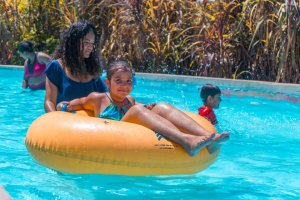 Estudantes com autismo continuam participando de atividades recreativas em parque aquático