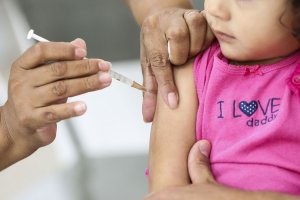 Brasil conseguiu reduzir número de crianças sem vacina de pólio, afirma UNICEF