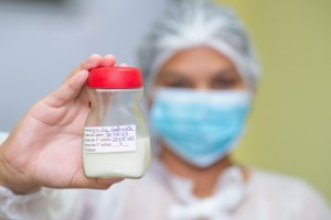 Posto de coleta no Benedito Bentes já arrecadou mais de 170 mil litros de leite desde a sua inauguração