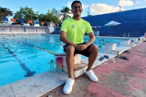 Último dia para se inscrever no Jeal: conheça a história do professor de natação da rede estadual