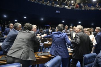 Tasso Jereissati e Renan Calheiros tiveram que ser separados por colegas durante discussão no plenário do Senado — Foto: Pedro França/Agência Senado