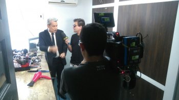 Vesgo, do Pânico na TV, entrevistando Sikêra no camarim, antes do programa desta quarta-feira, na TV Ponta Verde