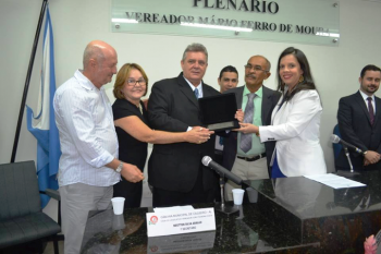 Zú Guimarães (ao centro) quando recebia o título de cidadão honorário de Cajueiro