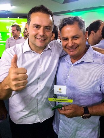 Prefeito Wladimir Brito (direita) comemora com o governador Renan Filho bons índices de sua gestão