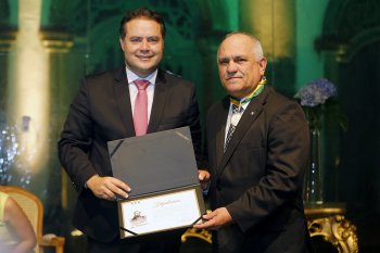 Otávio Praxedes recebeu do governador Renan Filho a medalha e o diploma do Mérito da República Marechal Deodoro. (Foto: Itawi Albuquerque)