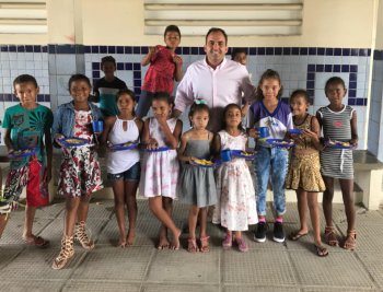 Prefeito Renato Rezende com os alunos da Escola Jaci Ayres, uma das três contempladas pelo projeto  (Foto: Reprodução Facebook)