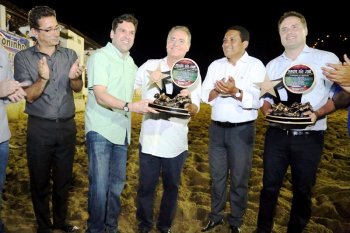 Senador Renan recebeu troféu em reconhecimento ao seu apoio em prol da vaquejada. (Fotos: Marcos César)