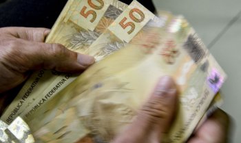 A Constituição determina a manutenção do poder de compra do salário mínimo (Foto: Marcello Casal Jr/Agência Brasil)