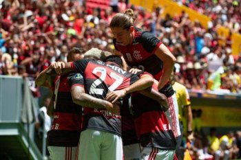 Jogadores do Flamengo comemoram mais um gol no Mané Garrincha (Foto: Alexandre Vidal / Flamengo)