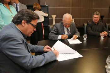 Tutmés Airan e diretor do Sicredi Alagoas, Maurílio Ferraz, assinaram convênio para a instalação de um centro de conciliação na instituição financeira. (Fotos: Caio Loureiro)