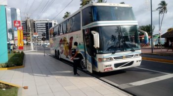 Ônibus de turismo foram fiscalizados na orla da Pajuçara. Foto: Ascom SMTT