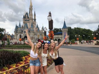 Assistente de palco do Datena, Letícia Daniela viaja para a Disney com amigas 