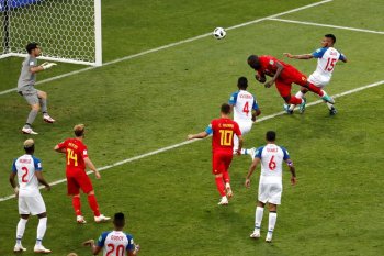 Romelu Lukaku, de cabeça, faz o segundo gol da Bélgica  (Carlos Garcia Rawlins/Reuters/Direitos Reservados
