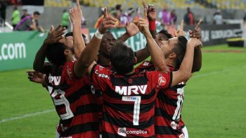 Jogadores do Flamengo comemoram bom resultado. foto: Alexandre Durão