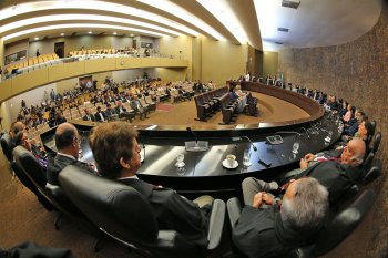 Comenda Moura Castro foi entregue nesta quarta-feira (14), no Pleno do TJAL. Foto: Caio Loureiro