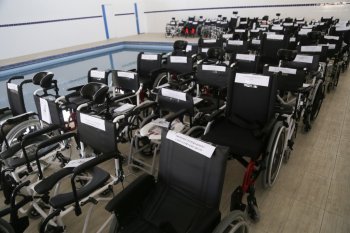 Prefeitura entrega cadeiras de rodas e retoma fisioterapia aquática