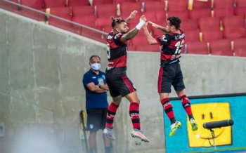 Gabigol e Michael comemoram o segundo gol do Flamengo no clássico (Foto: Marcelo Cortes / Flamengo)