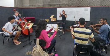 Ensaio de parte da Orquestra da Ufal, com regência de Débora Borges