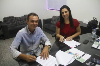 Prefeito Celino Rocha assinou termo de adesão ao lado da presidente do Conisul, Pauline Pereira