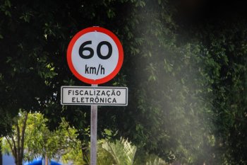 Sinalização de velocidade na Avenida Fernandes Lima. Foto: Pei Fon/ Secom Maceió