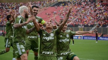 Deyverson comemora um de seus dois gols pelo Palmeiras (Foto: MARCELO MALAQUIAS/FRAMEPHOTO/ESTADÃO CONTEÚDO)