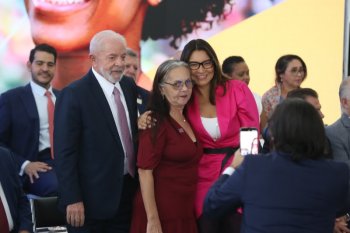 A cliente do Crediamigo Maria Francilene (centro) participou da cerimônia de assinatura da Medida Provisória ao lado do presidente Lula|André Oliveira/Divulgação BNB