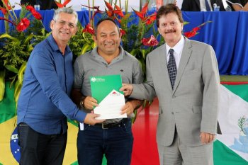 Jurandir Pereira recebeu o título de propriedade das mãos do prefeito Geo Cruz e do desembargador Klever Loureiro. Foto: Caio Loureiro
