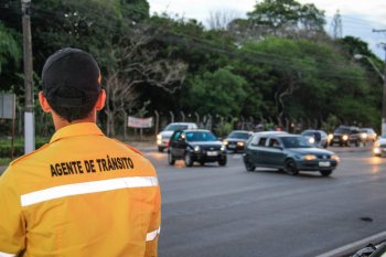 Agentes auxiliam na interdição do trânsito para o jogo desta terça. Foto: Pei Fon/ Secom Maceió