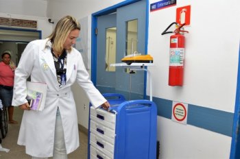 Michele Oliveira mostra o carro de parada cardíaca que a Farmácia do HGE disponibiliza para salvar a vida dos pacientes - Carla Cleto
