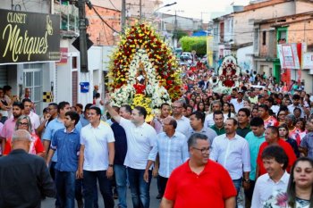 Renan Filho percorreu as ruas de Porto Calvo durante a celebração de fé a São Sebastião. (Fotos: Márcio Ferreira)
