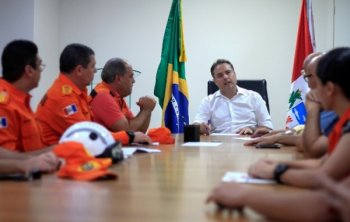 Durante a tarde, Renan Filho esteve reunido com secretários estaduais, o comandante-geral do Corpo de Bombeiros (CB)  e o coordenador da Defesa Civil Estadual - Foto: Thiago Sampaio