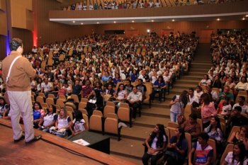 Alunos participam de aula inaugural do ano letivo 2018 nesta quarta (21), no Teatro Gustavo Leite