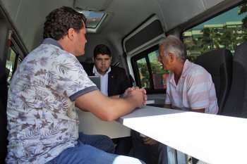 Conciliador Ricardo Fonseca conduz audiência na van da Justiça Volante. Foto: Mauro Júnior.