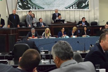 Deputados derrubam três vetos do Executivo durante a sessão desta terça