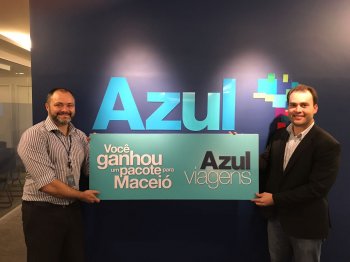 Alan França, analista de negócios da Azul Viagens, com o secretário de Turismo Jair Galvão
