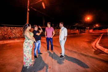 Prefeito Rui Palmeira conversa com moradores do Conjunto Inocoop durante entrega de ruas pavimentadas. Foto: Pei Fon/Secom Maceió