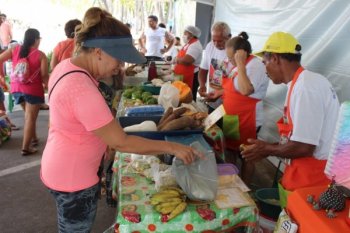 Agricultores participantes da feira vêm de diferentes lugares do Estado, proporcionando aos consumidores uma diversidade de produtos