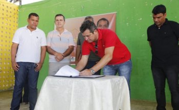 Secretário de Estado da Infraestrutura, Maurício Quintella, assinou a ordem de serviço no sábado (18) no Jacintinho