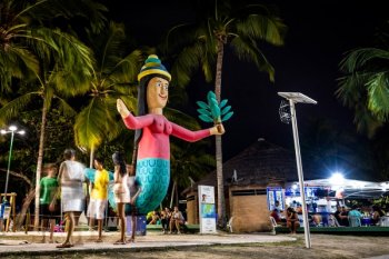 Escultura 'A Sereia' foi uma das primeiras peças do Circuito Alagoas Feita à Mão iluminadas pelo sistema de energia solar