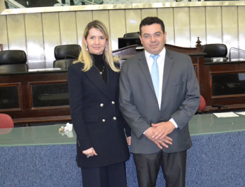 Conselheira Rosa Albuquerque assina o termo de posse de Rodrigo Siqueira Cavalcanti na sala da presidência do TCE