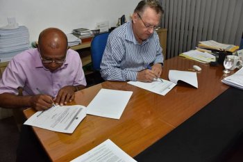 Prefeito assinou três ordens de serviço nesta sexta-feira (8), autorizando o início das obras em Santana do Ipanema